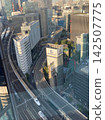 暮色籠罩下的城市景觀中，一列子彈列車漸漸消失在遠方。 142507775