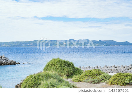 從沖繩縣久高島看到的沖繩本島(朝向知念岬)。 從沖繩縣久高島看到的沖繩本島(朝向知念岬)。 142507901