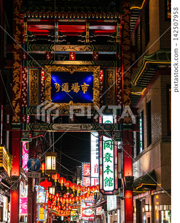 Evening street in Chinatown, Yokohama, Japan Evening street in Chinatown, Yokohama, Japan 142507958