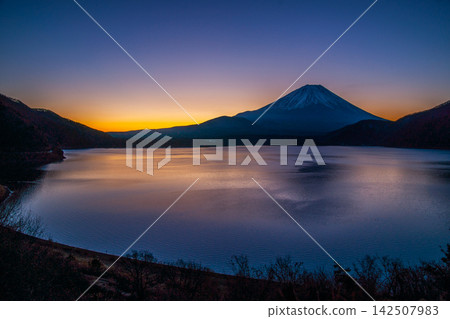Mount Fuji and Lake Motosu: A view at dawn Mount Fuji and Lake Motosu: A view at dawn 142507983