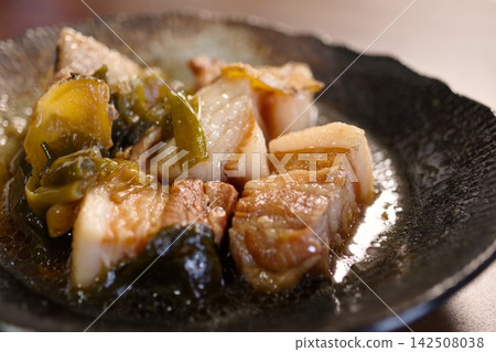 特寫鏡頭:盛在黑色碗中的紅燒五花肉。 特寫鏡頭:盛在黑色碗中的紅燒五花肉。 142508038