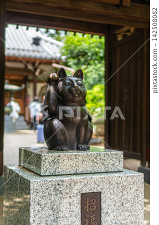The cat statue at the entrance to the Maneki-neko Gotokuji temple in Tokyo in Japan The cat statue at the entrance to the Maneki-neko Gotokuji temple in Tokyo in Japan 142508082