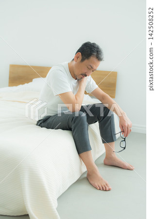 中年男性面臨與睡眠相關的問題 中年男性面臨與睡眠相關的問題 142508252