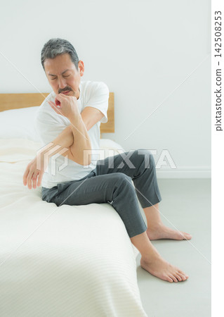中年男性面臨與睡眠相關的問題 中年男性面臨與睡眠相關的問題 142508253