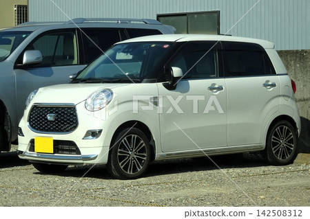 一輛白色轎車停在停車場 一輛白色轎車停在停車場 142508312