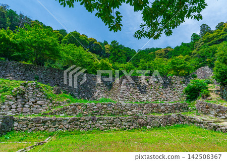 Stone walls of the former residence of Hashiba Hideyoshi at the site of Azuchi Castle, Shiga Prefecture. Stone walls of the former residence of Hashiba Hideyoshi at the site of Azuchi Castle, Shiga Prefecture. 142508367