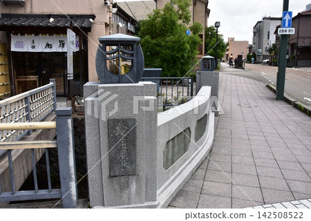 Kanazawa City: Oyama Bridge on the Kuratsuki Canal and the surrounding townscape Kanazawa City: Oyama Bridge on the Kuratsuki Canal and the surrounding townscape 142508522