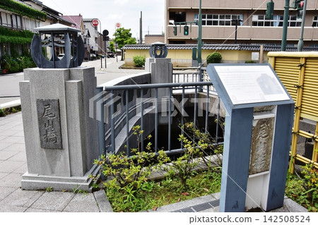 Kanazawa City: Oyama Bridge on the Kuratsuki Canal and the surrounding townscape Kanazawa City: Oyama Bridge on the Kuratsuki Canal and the surrounding townscape 142508524