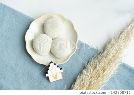 Autumn: Image materials featuring dango (rice dumplings) and moon viewing. Autumn: Image materials featuring dango (rice dumplings) and moon viewing. 142508711