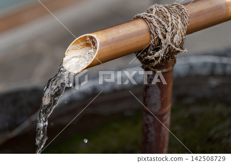 竹管清水流淌,日式花園,日式風格,清涼水景療癒身心 竹管清水流淌,日式花園,日式風格,清涼水景療癒身心 142508729