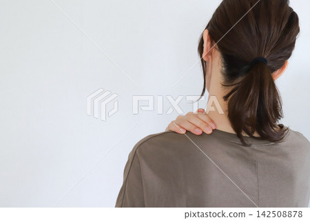 女性出現肩膀僵硬、疲勞和疲倦等症狀 女性出現肩膀僵硬、疲勞和疲倦等症狀 142508878
