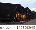 秋日的傍晚，木曾福島宿的日式旅館飛驒亭燈火通明。 142508945