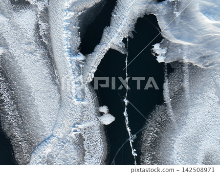【空拍】屈斜路湖、和琴半島及雪景的冬季景色 / 北海道倭子利町 【空拍】屈斜路湖、和琴半島及雪景的冬季景色 / 北海道倭子利町 142508971
