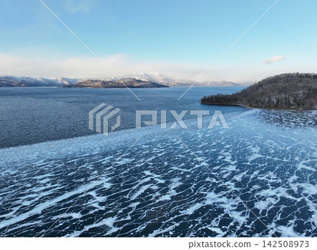 【空拍】屈斜路湖、和琴半島及雪景的冬季景色 / 北海道倭子利町 142508973