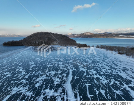 【空拍】屈斜路湖、和琴半島及雪景的冬季景色 / 北海道倭子利町 142508974