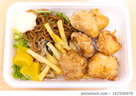 Delicious fried chicken lunch box Delicious fried chicken lunch box 142508979