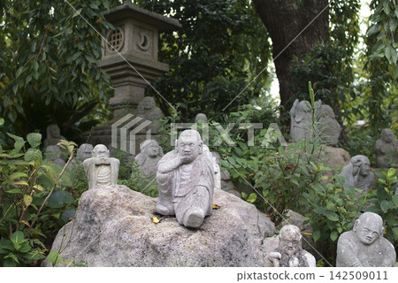 大和市常泉寺的夏園:一組靜靜佇立的石佛像。 大和市常泉寺的夏園:一組靜靜佇立的石佛像。 142509011