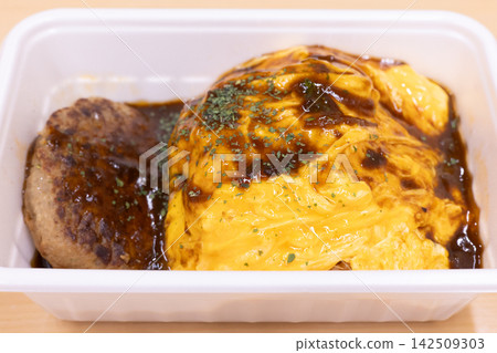 美味的煎蛋飯便當盒配漢堡牛排 美味的煎蛋飯便當盒配漢堡牛排 142509303