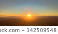 從雲層出來的太陽升起 142509548