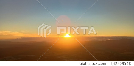 從雲層出來的太陽升起 142509548
