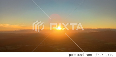 從雲層出來的太陽升起 142509549