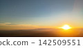 從雲層出來的太陽升起 142509551