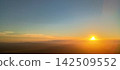 從雲層出來的太陽升起 142509552