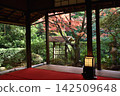 從妙心寺子寺院桂春院的研習堂眺望侘寂風格庭園（京都市右京區） 142509648