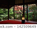 從妙心寺子寺院桂春院的研習堂眺望侘寂風格庭園（京都市右京區） 142509649