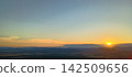 從雲層出來的太陽升起 142509656