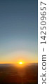 從雲層出來的太陽升起 142509657