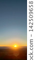 從雲層出來的太陽升起 142509658