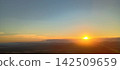 太陽從雲層中出來 142509659