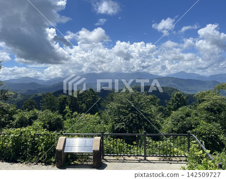 從高尾山上可以欣賞到鬱鬱蔥蔥的山脈和蔚藍的天空的壯麗景色。 從高尾山上可以欣賞到鬱鬱蔥蔥的山脈和蔚藍的天空的壯麗景色。 142509727