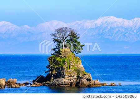 The breathtaking view of the Tateyama mountain range from Amaharashi Coast in Toyama Bay. The breathtaking view of the Tateyama mountain range from Amaharashi Coast in Toyama Bay. 142509866