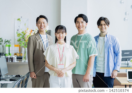 在辦公室工作的年輕工程師 在辦公室工作的年輕工程師 142510374