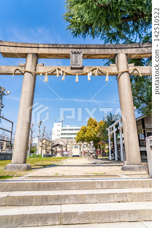 浪速神社是生間神社的附屬神社,其鳥居(供奉五位神明為生間大神)由渡邊氏建造,位於大阪市浪速區浪速西。 浪速神社是生間神社的附屬神社,其鳥居(供奉五位神明為生間大神)由渡邊氏建造,位於大阪市浪速區浪速西。 142510522