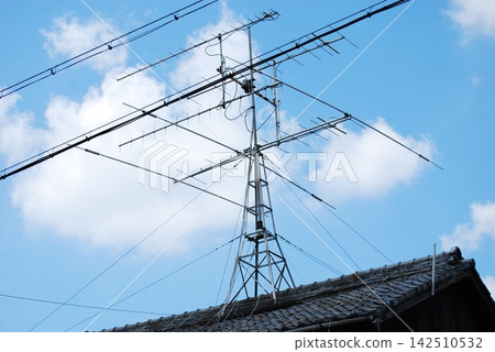 屋頂上的電視天線和藍天 屋頂上的電視天線和藍天 142510532