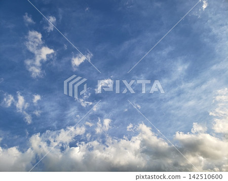 漂浮在藍天上的雲彩 漂浮在藍天上的雲彩 142510600