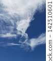White clouds in the blue sky in autumn 142510601