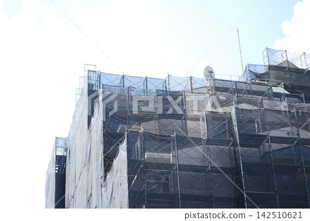 Building renovation work, scaffolding, and protective netting Building renovation work, scaffolding, and protective netting 142510621