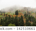 秋日山巒，雲霧繚繞 142510661