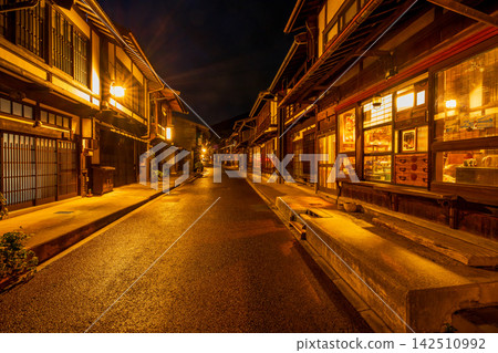 長野縣,中山道,奈良井宿的街景,夜景,夜景 長野縣,中山道,奈良井宿的街景,夜景,夜景 142510992