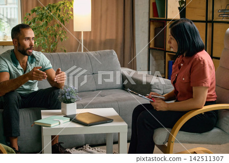 Man explaining feelings with expressive gestures during therapy Man explaining feelings with expressive gestures during therapy 142511307