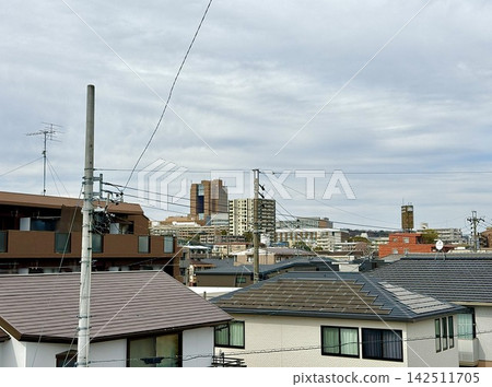 A view from above of the Yagoto area in spring, showing a cloudy sky and houses scattered throughout the residential area. A view from above of the Yagoto area in spring, showing a cloudy sky and houses scattered throughout the residential area. 142511705