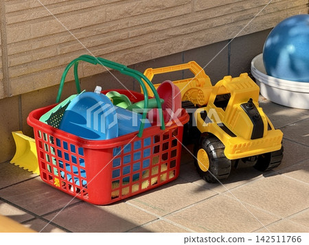 屋簷上擺放著塑膠玩具 屋簷上擺放著塑膠玩具 142511766