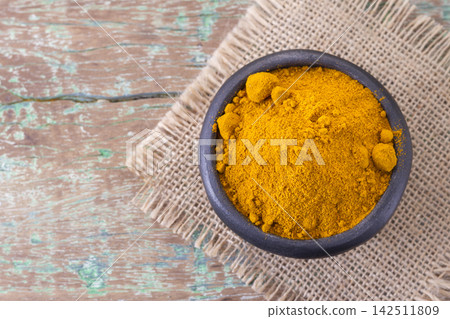 turmeric powder and roots turmeric powder and roots 142511809