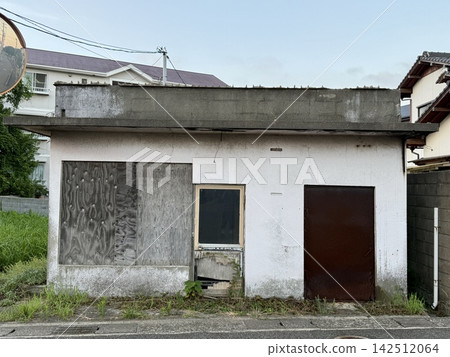 Old buildings, ruins Old buildings, ruins 142512064