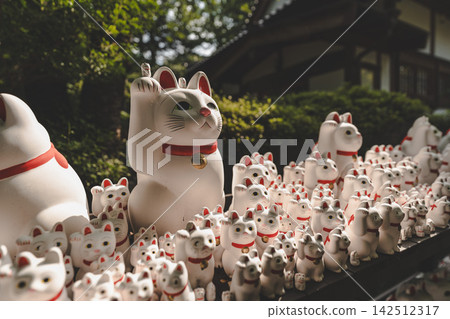 The row of beckoning cats at Gotokuji Temple – a famous Tokyo spot that brings good fortune. The row of beckoning cats at Gotokuji Temple – a famous Tokyo spot that brings good fortune. 142512317