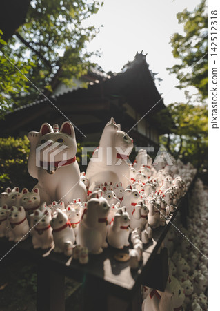 豪德寺裡一排招財貓──這是東京著名的景點,據說能帶來好運。 豪德寺裡一排招財貓──這是東京著名的景點,據說能帶來好運。 142512318